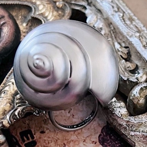 KATE SPADE • Under The Sea Shell Silver Statement Ring - Picture 5 of 5